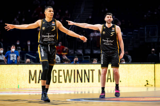 赛中以十人 赛中以十人